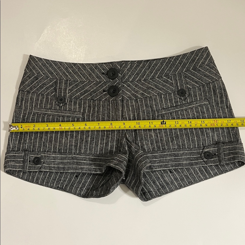 G by Guess Gray pinstriped shorts women’s size 25/0 linen and cotton blend - Picture 14 of 14